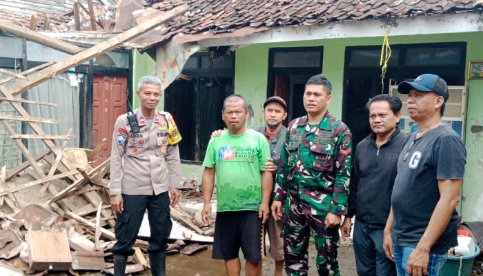 Polsek Tarogong Kidul Polres Garut Bantu Bersihkan Materil Rumah Roboh Di Pamoyanan