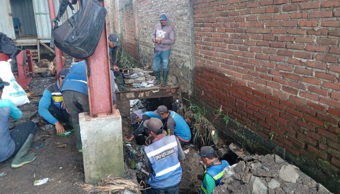 BANJIR DI KELURAHAN MELONG, PEMKOT CIMAHI SEGERA LAKUKAN AKSI TANGGAP DARURAT