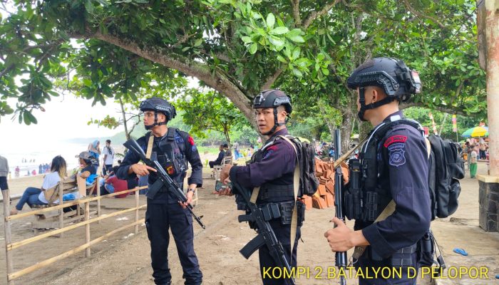 Operasi Lilin Lodaya 2023, Brimob Jabar Memberikan Himbauan kepada Masyarakat di Pantai Sindangkerta Kabupaten Tasikmalaya