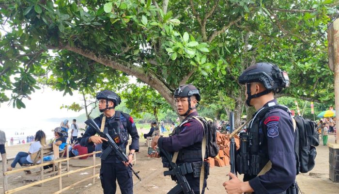 Operasi Lilin Lodaya 2023, Sat Brimob Polda Jabar Memberikan Himbauan kepada Masyarakat di Pantai Sindangkerta Kabupaten Tasikmalaya