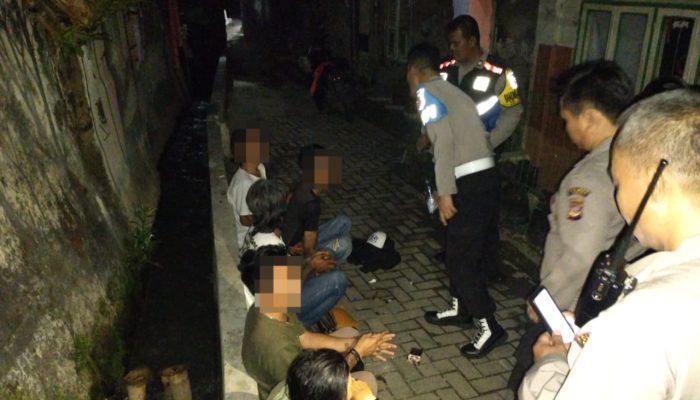 Menindaklanjuti Aduan Masyarakat Lewat Taros Kapolres Polsek Garut Kota Polres Garut Lakukan Pembinaan Kepada Kelompok Pemuda Yang Mengkonsumsi Miras Di Tempat Umum