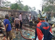 Polsek Cilawu Polres Garut Bantu Padamkan Kebakaran Rumah Penyimpanan Barang Bekas Di Desa Ngamplangsari