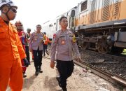 300 Personil Polda Jawa Barat di turunkan untuk tangani Evakuasi kecelakaan Kereta Api antara KA 350 Commuter Line dengan KA 66 Turangga