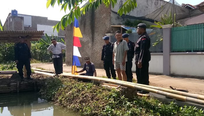 LAKSANAKAN KEGIATAN PATROLI SAMBANG KETAHANAN PANGAN KE KAMPUNG TANGGUH, PERSONIL KOMPI 1 YON C BRIMOB JABAR TEMUI PETERNAK IKAN KONSUMSI AIR TAWAR