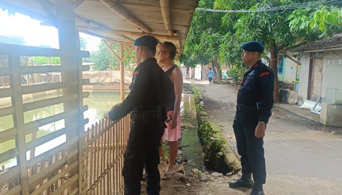 LAKSANAKAN PATROLI SAMBANG KETAHANAN PANGAN KE KAMPUNG TANGGUH, PERSONEL SAT BRIMOB POLDA JABAR TEMUI PETERNAK IKAN