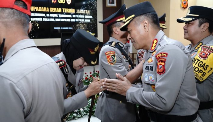 KAPOLDA JABAR MEMIMPIN SERAH TERIMA JABATAN DANSAT BRIMOB, KABID KUM, KABID DOKKES DAN KAPOLRES JAJARAN POLDA JABAR