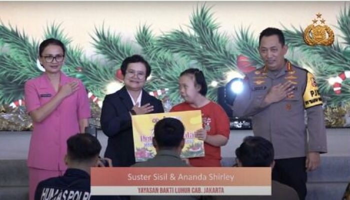 Kapolri Serahkan Tali Kasih ke Anak Disabilitas di Perayaan Natal Mabes Polri