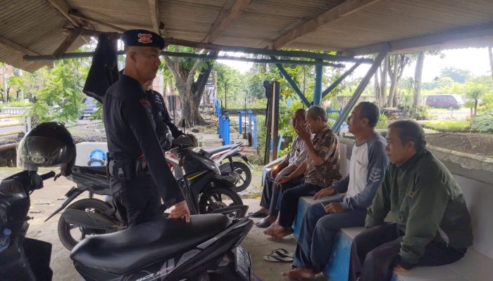 PATROLI KUNJUNGAN KAMTIBMAS OLEH PERSONIL KOMPI 1 YON C BRIMOB JABAR , BERIKAN HIMBAUAN KAMTIBMAS KEPADA PARA PENGENDARA OJEK PANGKALAN