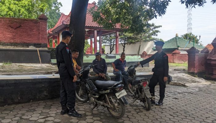 LAKSANAKAN KEGIATAN PATROLI HARKAMTIBMAS KE AREA PUBLIK PERSONIL KOMPI 1 YON C BRIMOB CIREBON SAMBANGI WARGA MASYARAKAT SECARA LANGSUNG