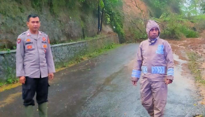 Polsek Pamulihan Polres Garut Cek Tkp Kejadian Tanah Longsor Yang Menimbun Jalan Raya Provinsi Pamulihan Bungbulang