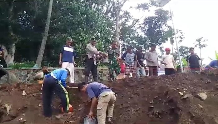 Polsek Malangbong Polres Garut Bersama Warga Bahu Membahu Membersihkan Material Tanah Longsor Yang Menyumbat Saluran Air