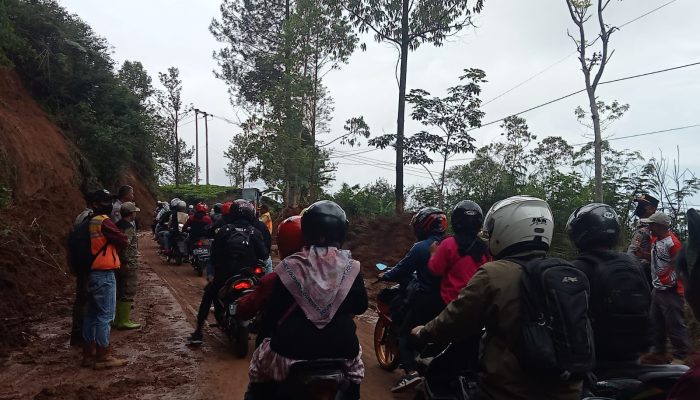 Polsek Pamulihan Polres Garut Bersama Instansi Terkait Kembali Bersihkan Material Tanah Longsor Yang Menutupi Jalan Raya Pamulihan Bungbulang