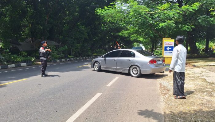 PENYEBRANGAN KENDARAAN MASYARAKAT YANG MELAKSANAKAN SHOLAT JUMAT DI TAJUG GEDE CILODONG SEBAGAI WUJUD BAKTI SOSIAL BRIMOB JABAR