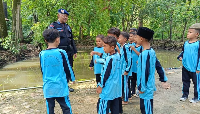 PERSONIL KOMPI 1 YON C BRIMOB JABAR, HIMBAU ANAK – ANAK AGAR TETAP BERHATI – HATI SAAT BERAKTIFITAS DI AREA PUBLIK