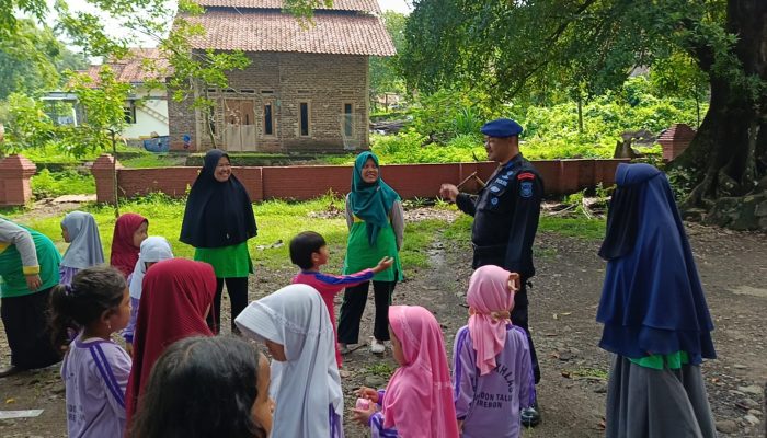 PEDULI PELAJAR LAKSANAKAN HIMBAUAN KAMTIBMAS KEPADA PELAJAR DAN ORANG TUA MURID