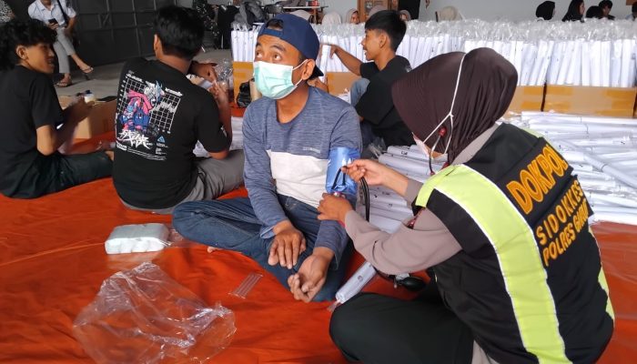 Polres Garut Berikan Layanan Gratis Pemeriksaan Kesehatan Bagi Petugas Pelipat Surat Suara KPU Garut