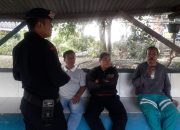 PATROLI SAT BRIMOB POLDA JABAR SAMBANGI WARGA YANG SEDANG BERKUMPUL BERIKAN PESAN KAMTIBMAS