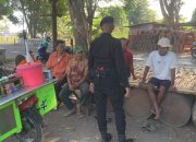 PATROLI BRIMOB JABAR SAMBANGI WARGA YANG SEDANG BERKUMPUL BERIKAN PESAN KAMTIBMAS