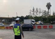 Polres Cimahi Polda Jabar, Atur Kendaraan Di Rest Area KM 125 Tol Cipularang Anggota Sat Lantas
