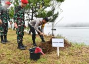 JAGA KELESTARIAN LINGKUNGAN, TNI POLRI LAKUKAN PENANAMAN POHON DI SITU LEMBANG