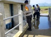 Personil Sat Brimob Polda Jabar Rutin Pantau Pintu Air, Antisipasi Banjir Di Musim Penghujan