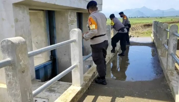 Personil Sat Brimob Polda Jabar Rutin Pantau Pintu Air, Antisipasi Banjir Di Musim Penghujan