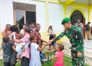 Keseruan Satgas Yonif 310/KK Bagikan Makanan Untuk Anak Di Perbatasan Usai Ibadah Bersama