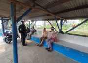 PATROLI SAT BRIMOB POLDA JABAR SAMBANGI WARGA YANG SEDANG BERKUMPUL BERIKAN PESAN KAMTIBMAS