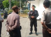 SAT BRIMOB POLDA JABAR HAMPIRI KERUMUNAN WARGA DAN BERI HIMBAUAN TENTANG PESTA DEMOKRASI PEMILU SERENTAK 2024