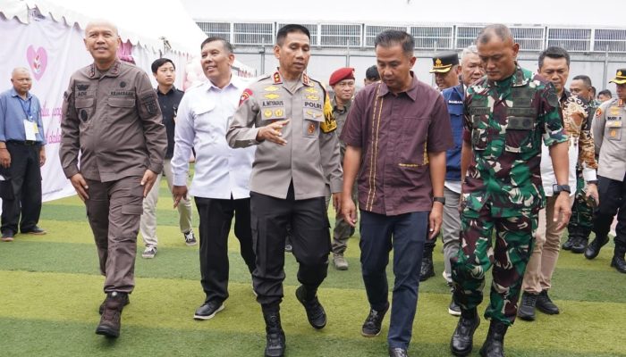 Kapolda Jabar Dampingi PJ. Gubernur Jabar Bersama Forkopimda Jabar Tinjau Proses Pemungutan Suara Di Beberapa TPS Dalam Rangka Pemilu Tahun 2024