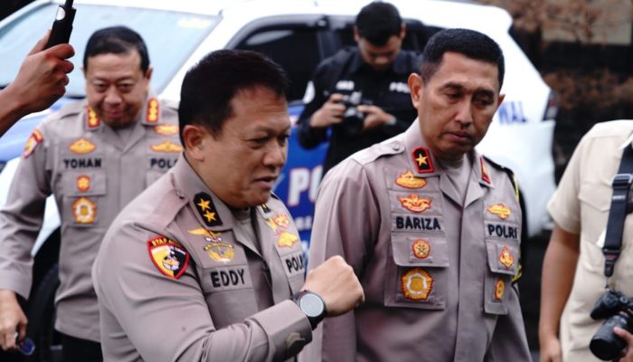 SAHLI KAPOLRI DIDAMPINGI WAKAPOLDA JABAR BERSAMA KASDAM III/SILIWANGI PATROLI DALAM RANGKA PENGECEKAN PROSES PEMUNGUTAN SUARA PEMILU TAHUN 2024