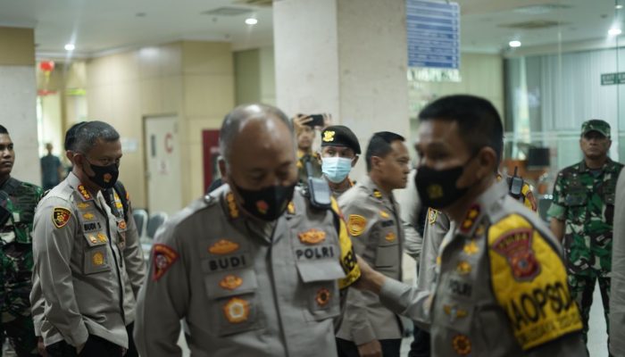Kapolda Jabar Bersama PJ. Gubernur Jabar Dan Pangdam III/Siliwangi Monitoring Pemungutan Suara Pemilu 2024 di TPS Tambahan Rutan Kebonwaru Kota Bandung