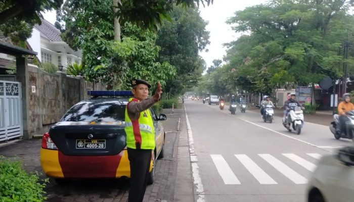 Ciptakan Kamseltibcarlantas Unit Samapta Polsek Arcamanik Lakukan Gatur Lalin pagi Hari