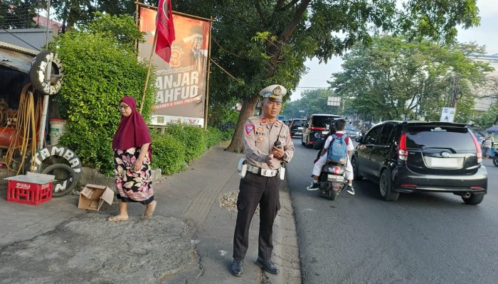 Yanmas Pagi Jajaran Unit Lalu Lintas Polsek Regol Cegah Kemacetan