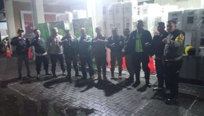 Polsek Cibeunying Kidul Laksanakan PAM Gudang Logistik Pemilu 2024 di PPK Kec. Cibeunying Kidul