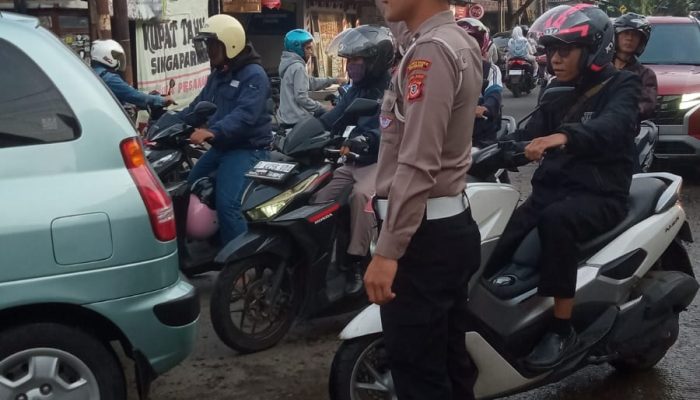 Anggota lalulintas polsek arcamanik antisipsi kemacetan pada pagi hari