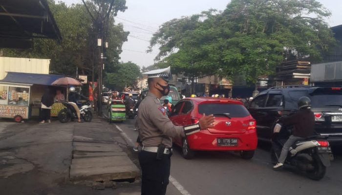 Unit Lalulintas Polsek Antapani Laksanakan Pengaturan Rutin Pagi Hari