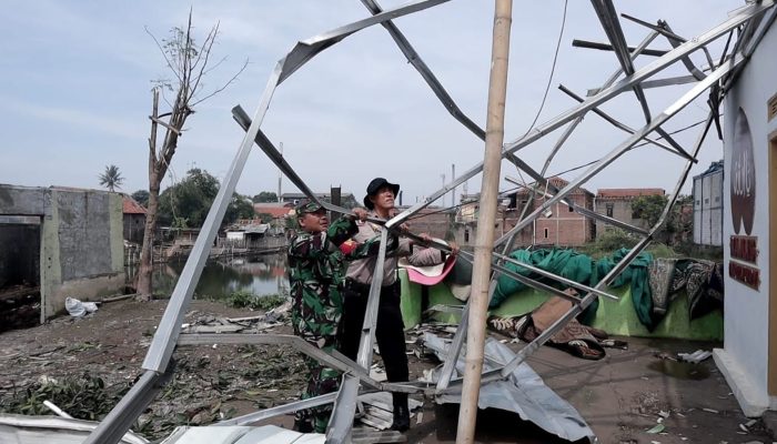 Kabid Humas Polda Jabar : Sinergitas TNI-POLRI Bantu Bersihkan Material Bangunan Terdampak Angin Puting Beliung di Rancaekek