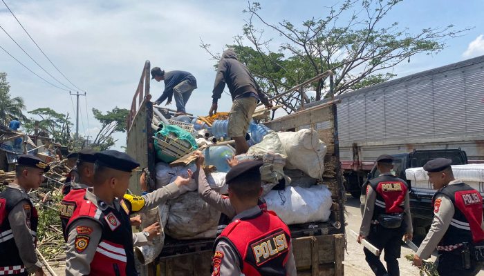 Peduli Bencana, Personel Dit Samapta Polda Jabar Bantu Evakuasi Pasca Angin Puting Beliung Di Rancaekek