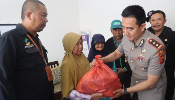 Kabid Humas Polda Jabar : Polisi Beserta Forkopimda Kabupaten Garut Salurkan Bantuan Sosial Kepada Masyarakat Yang Terdampak Bencana Banjir Cisurupan