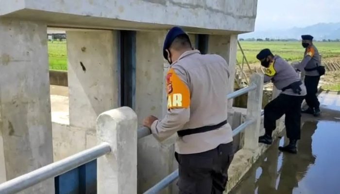 Personil Sat Brimob Polda Jabar Rutin Pantau Pintu Air, Antisipasi Banjir