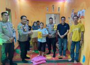 Kapolres Landak Serahkan Bansos Kepada Keluarga Anggota KPPS Yang Meninggal Dunia