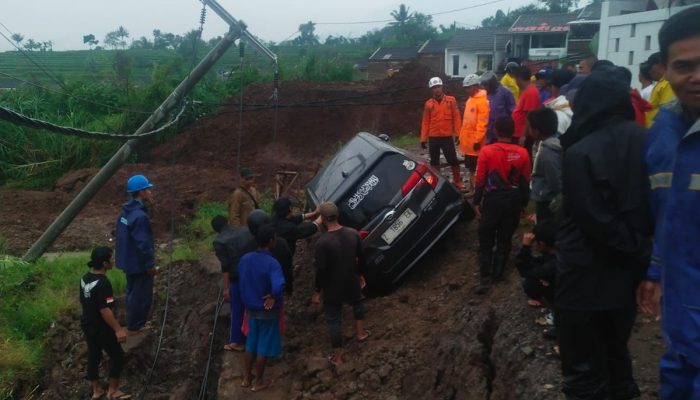 Kabid Humas Polda Jabar : Respon Cepat Polisi Bantu Tangani Bencana Alam Longsor Di Desa Mekargalih