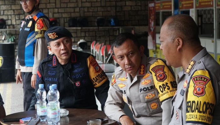 Dansat Brimob Polda Jabar Pimpin Pasukan Amankan Unjuk Rasa Di Bawaslu Jabar