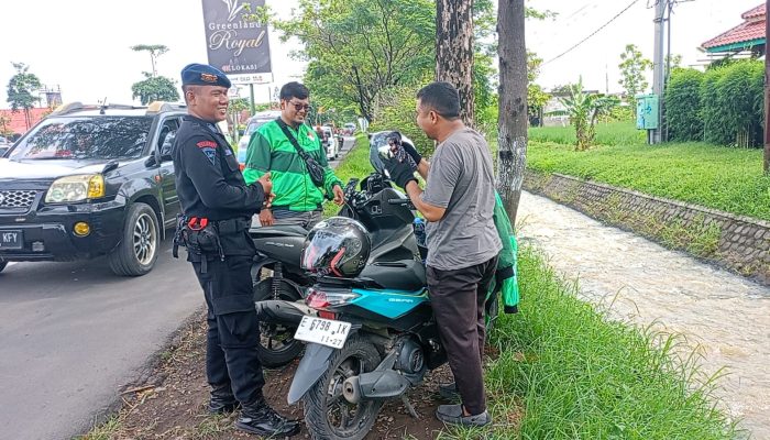 PATROLI BRIMOB CIREBON SAMBANGI PENGEMUDI OJEK ONLINE BERIKAN PESAN KAMTIBMAS