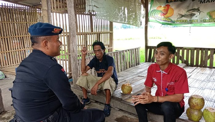 PERSONIL KOMPI 1 YON C BRIMOB JABAR TERUS MEMBERIKAN PESAN – PESAN KAMTIBMAS KEPADA MASYARAKAT YANG SEDANG BERAKTIFITAS DI DESA BINAAN