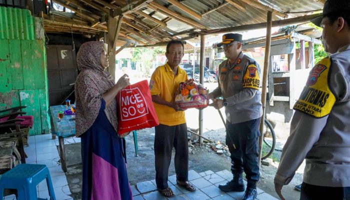 Bentuk Kepedulian Polri : Kapolres Batang Jenguk KPPS yang Sakit