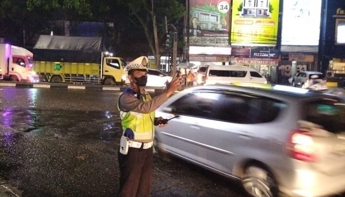 Hadir di malam Hari,Personel Lantas Polsek Bandung kidul lakukan pengaturan