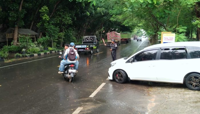 PENYEBRANGAN KENDARAAN MASYARAKAT YANG MELAKSANAKAN SHOLAT JUMAT DI TAJUG GEDE CILODONG SEBAGAI WUJUD BAKTI SOSIAL BRIMOB JABAR KEPADA MASYARAKAT