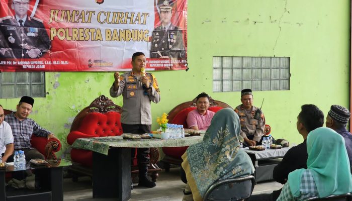 Kabid Humas Polda Jabar : Jumat Curhat, Polisi Tampung Curhatan Warga di Aula Desa Tanjungsari, Kecamatan Cangkuang